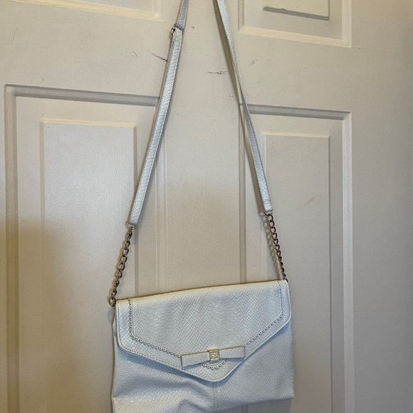 Jessica Simpson Corrinne Women's Crossbody Messenger Bag. Faux Leather, Gold - Picture 3 of 3